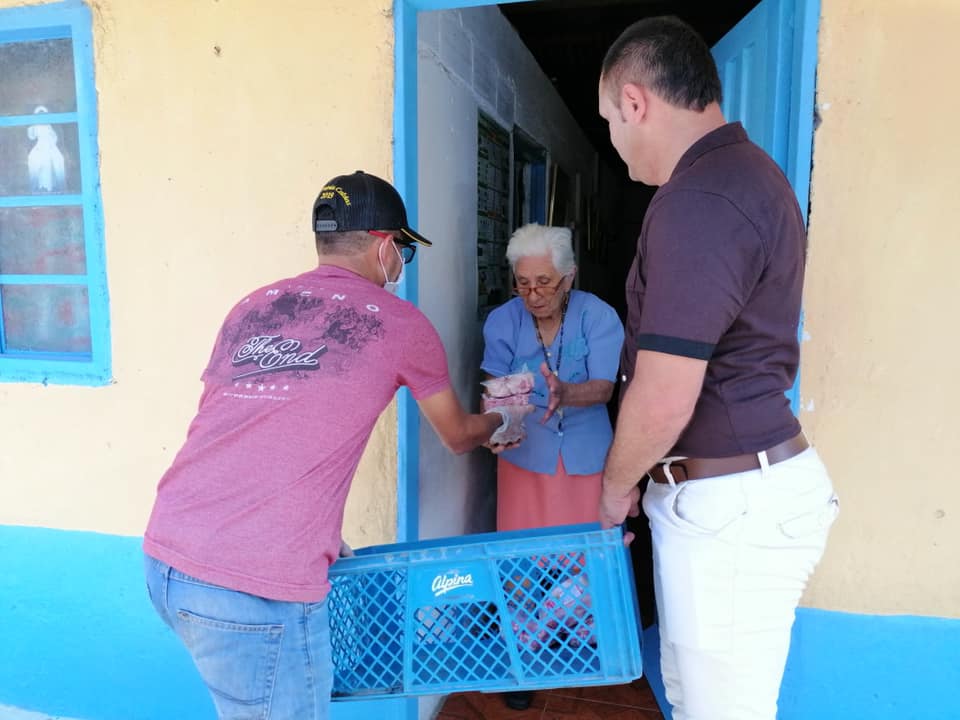 CERVALLE Y LA FAMILIA GARCIA DESDE CALI DONAN CARNES PARA LAS FAMILIAS SAMANE�AS