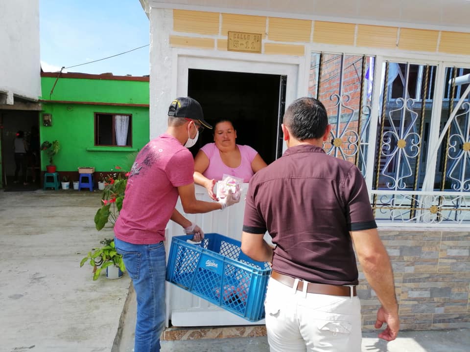 CERVALLE Y LA FAMILIA GARCIA DESDE CALI DONAN CARNES PARA LAS FAMILIAS SAMANE�AS